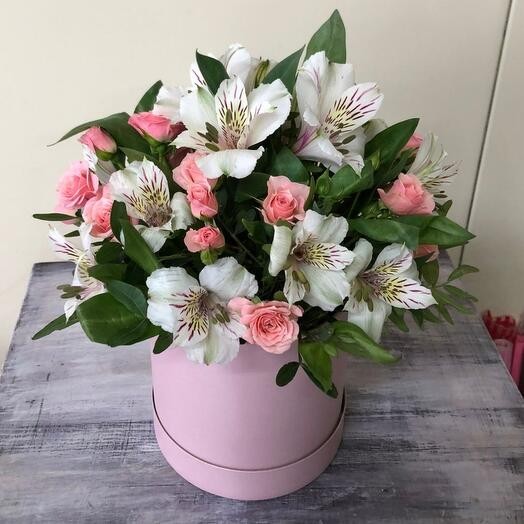 Букет цветов "Шляпная коробка Весеннее очарование"